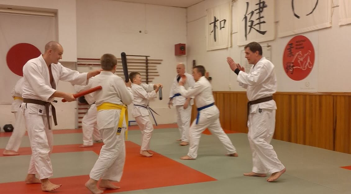 Barn tränar med bokken i dojon